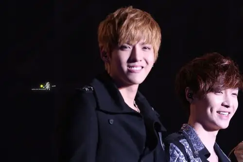 哇酒窝男张艺兴v