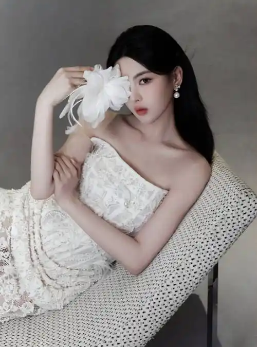 2016年,杨超越参加"球球宝贝"选拔比赛,与其余七名女生组成ch2女团