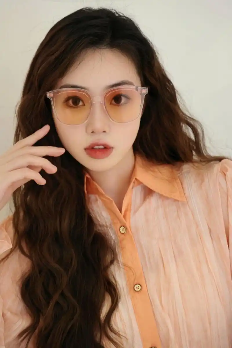 气质美女,茶色眼镜搭配的魅力一刻