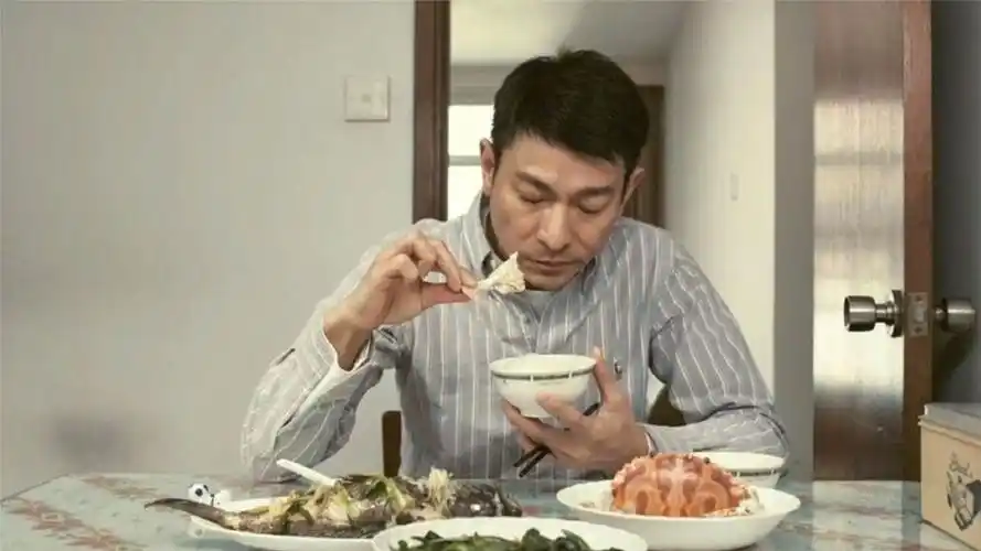 刘德华吃戏:清蒸鱼螃蟹配米饭,鱼子酱一人一罐,豪横!
