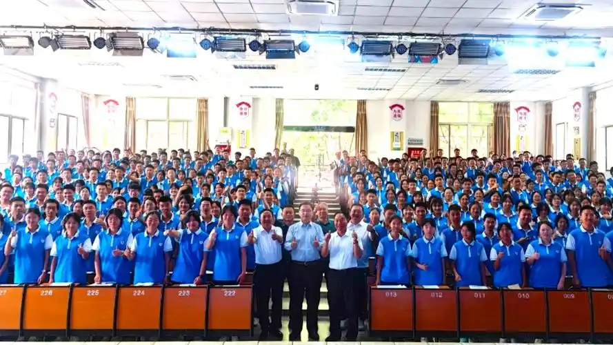 盐边县中学校阶梯教室内座无虚席,同学们翘首以盼,眼里透着对知识的