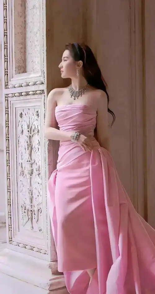 刘亦菲粉色抹胸裙尽显温柔