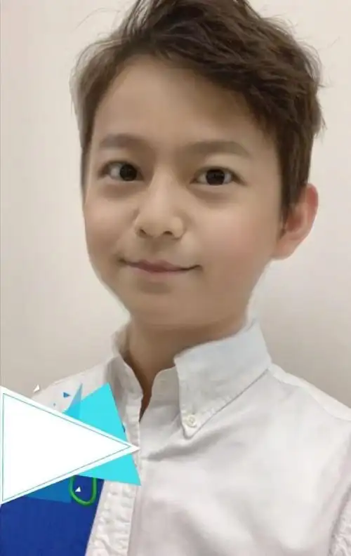 何炅晒"童年照",看到最后一张,粉丝:看到了你未来孩子的模样