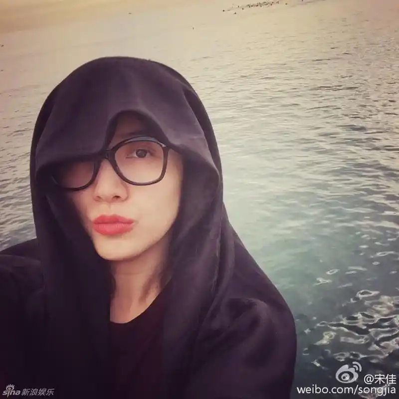 组图:小宋佳晒海边自拍照 围巾裹头深沉文艺_高清图集_新浪网
