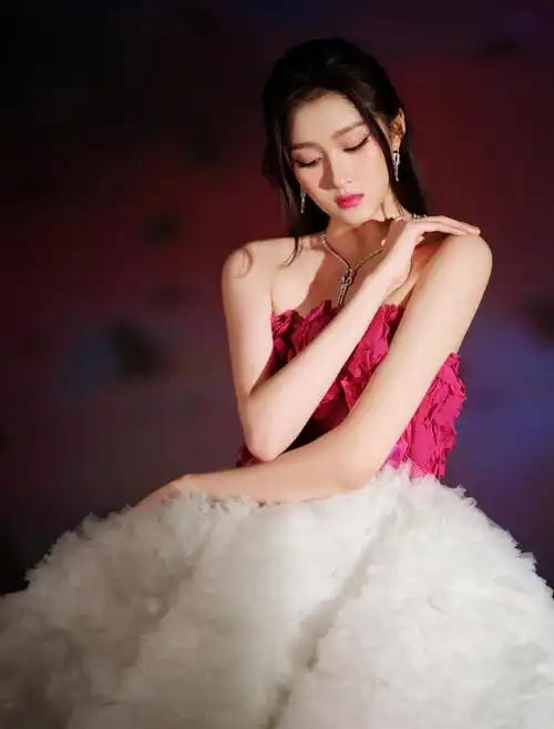 关晓彤跨年玫瑰拖尾纱裙##关晓彤浙江卫视跨年主持造型