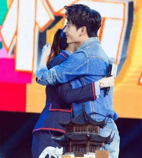 在杨洋生日会上,刘亦菲还惊喜现身,可以看得出杨洋和刘亦菲的拥抱事