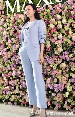 王鸥的"未熨西装"要火了,知性又优雅,卷发瞬间美回18岁
