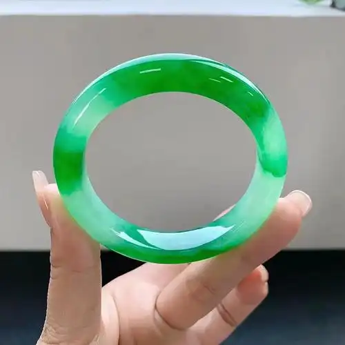 疯狂的石头:帝王绿翡翠手镯一对价值七亿-【101热卖】