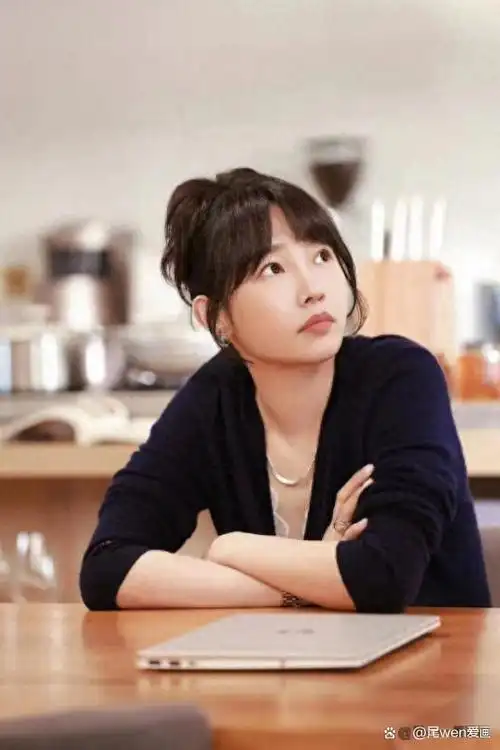 在这张照片里,白百何身上穿的是一件绣有明亮百合花的白内衬,这条