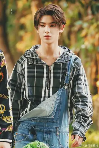 被萌到的爱豆背带裤造型#黄明昊不同时期的背带裤有别样的感觉～可爱