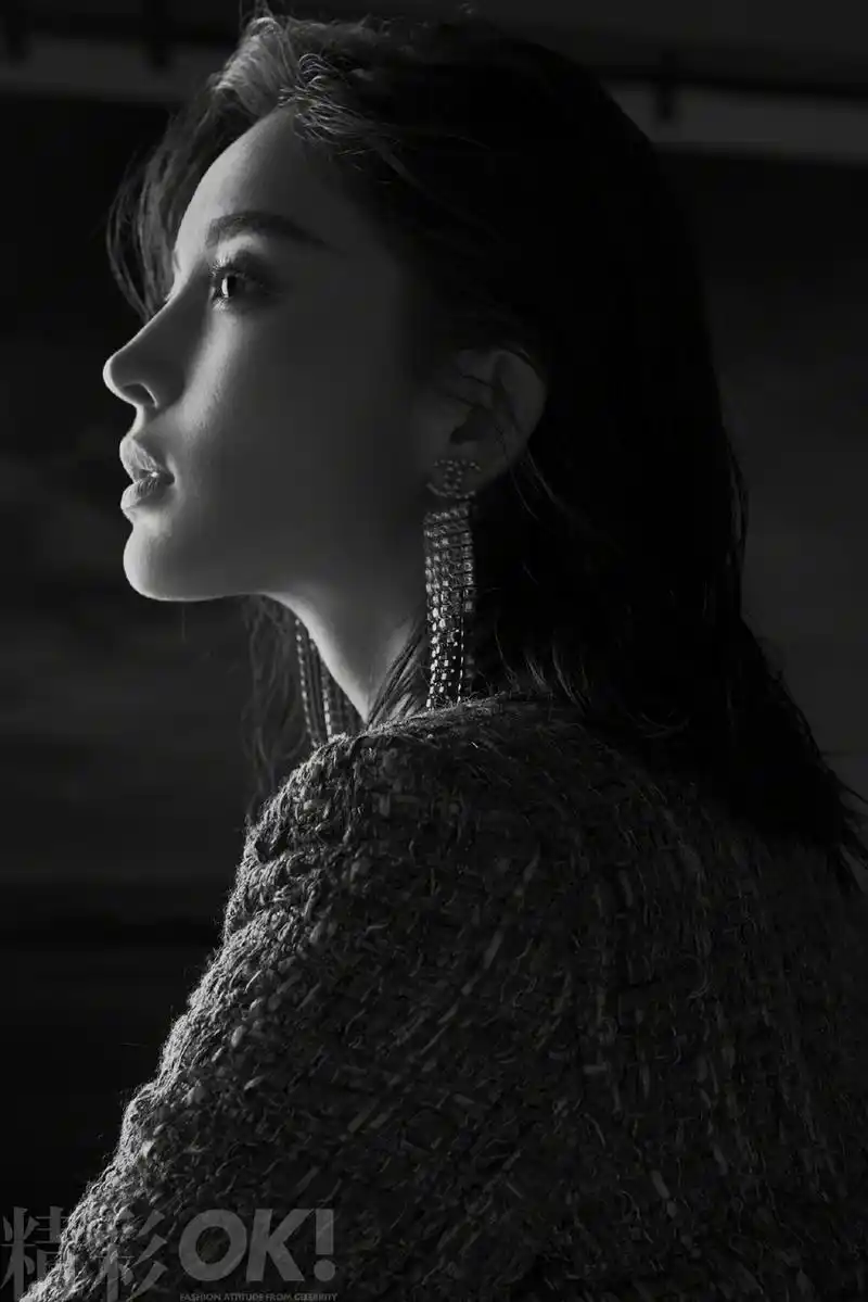 新浪娱乐讯 8月27日,古力娜扎最新封面大片曝光.