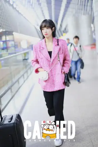 宋茜机场街拍,身穿西装御姐范儿十足