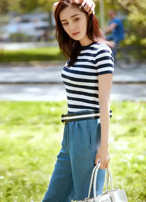 说到机场街拍达人,杨幂可以算得上数一数二了,可离开机场走进夏日自然