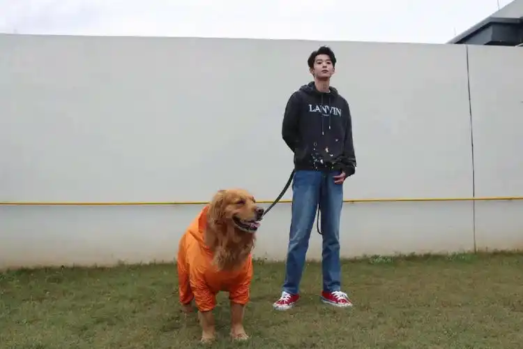 惬意捕捉生活碎片吴宇恒身着lanvin