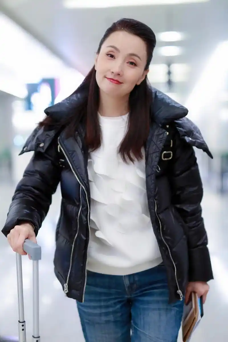 48岁陶虹现身机场自推行李 歪头卖萌俏皮看不出年龄