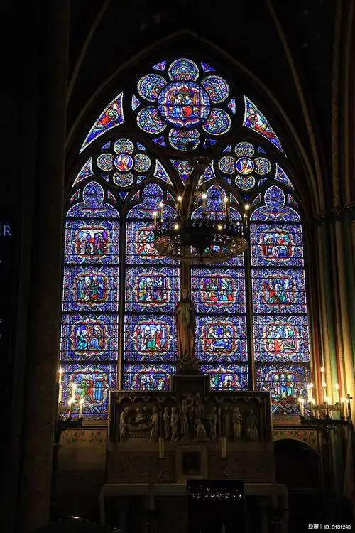 巴黎圣母院的彩绘玻璃窗