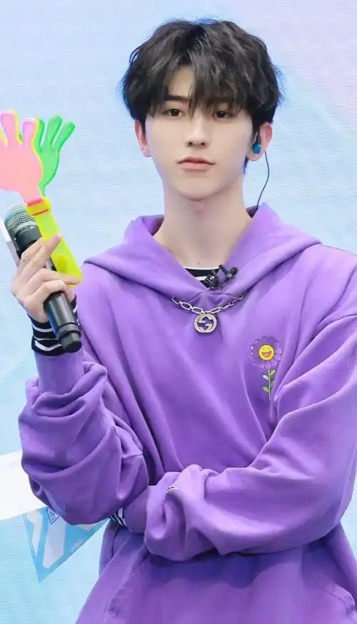 蔡徐坤紫色卫衣