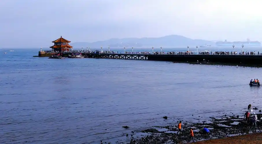 漫步黄海之滨 . 青岛