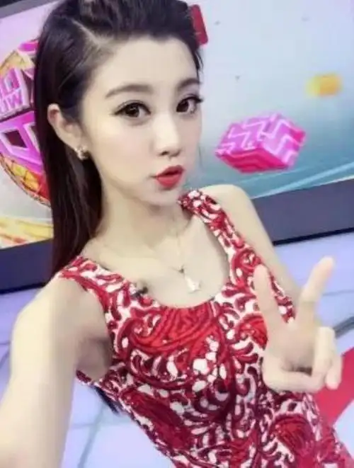 费费在《王牌对王牌》这档综艺节目当中,主要担任着是一个礼仪小姐的