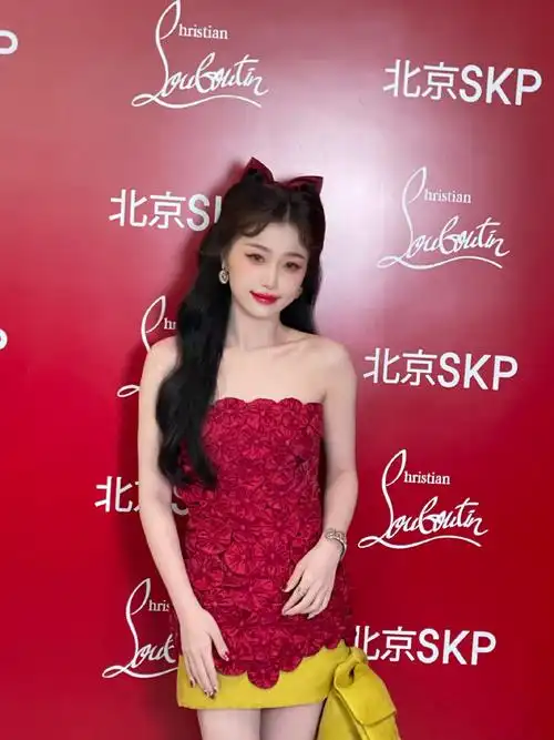 虞书欣金色红色鞋##时尚要闻##虞书欣红色小猫咪