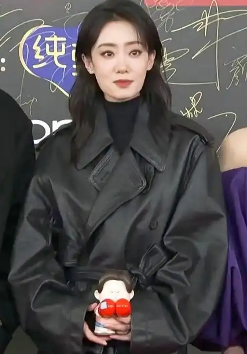 张小斐带贾玲玩偶走红毯