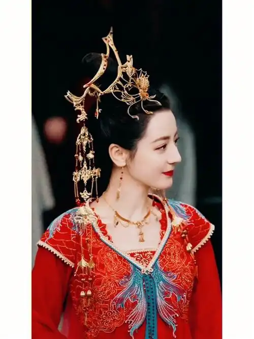 恰似故人归  迪丽热巴恰似故人归红嫁衣造型好美