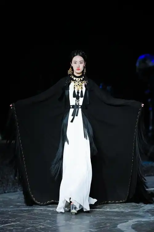 熊英盖娅传说2021aw凛艳盛装起征途