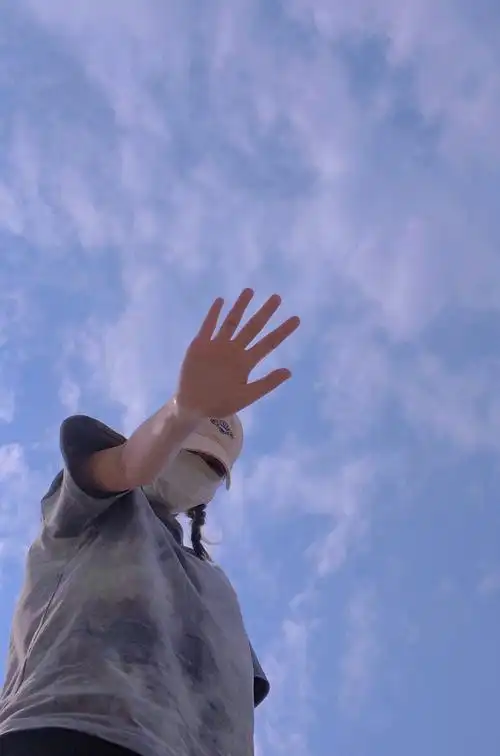 天空照扎起双麻花辫戴着帽子动作自然