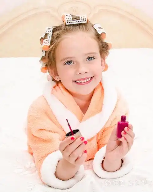 快乐有趣的小女孩她的指甲抛光