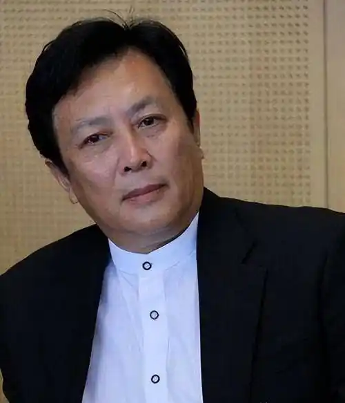 唐国强带着妻子出街,他大儿子的照片曝光,长相让大家有点失望_唐英涵