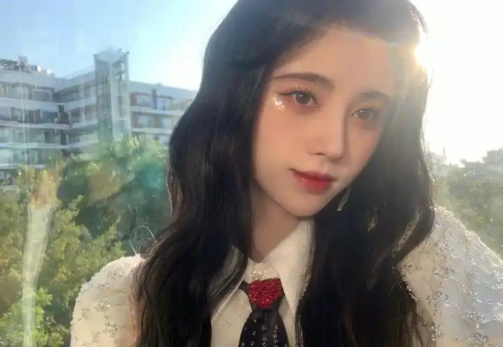 美商又进一步的鞠婧祎,这下侧脸也不虐了?半永久妆容美得好无聊