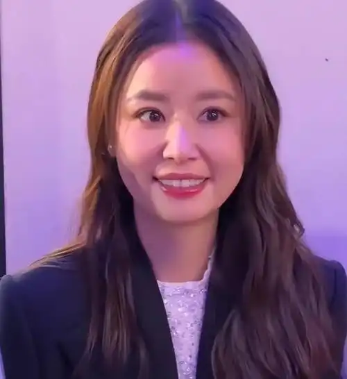 林心如笑起来时,法令纹还是相当明显的,但就深度而言,并不像一个四十