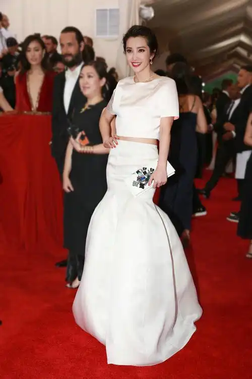 女星李冰冰身着迪奥华服出席met ball