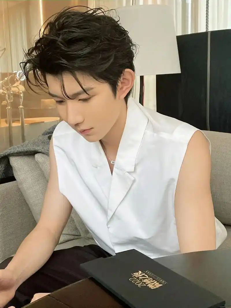 梨花哪有王源腹肌香#王源 - 抖音