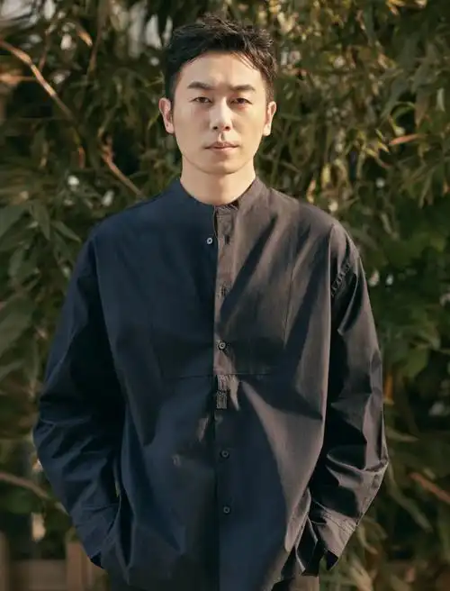 朱亚文素黑穿搭帅气夏日写真14