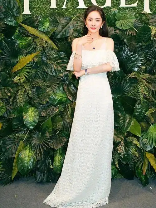 杨幂又美出新高度,长直发搭配小白裙,散发出清纯至骨子里的迷人|发型