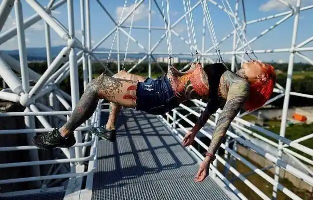 请勿模仿!美女挑战人体穿孔极限悬挂