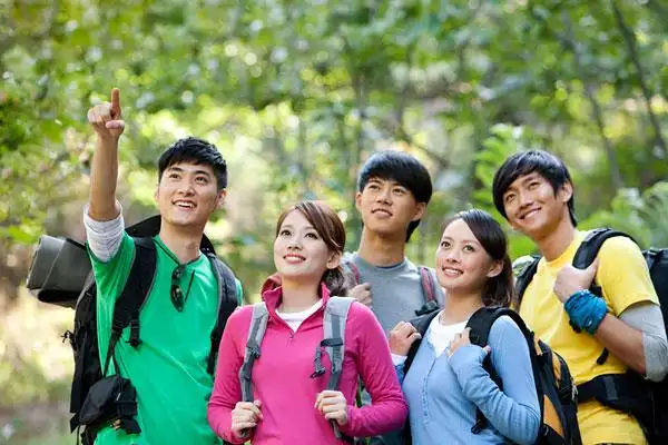 青年人户外郊游