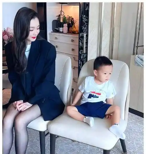 电视剧《宋轶回新加坡探亲,全家人一起露脸,真是强大!