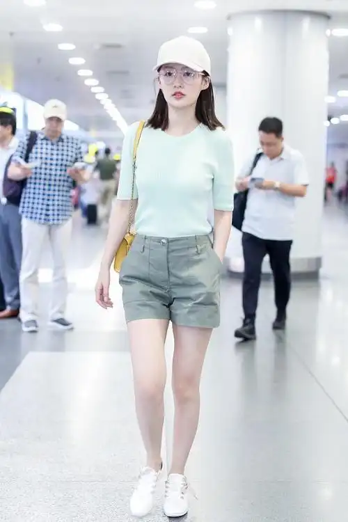 李沁这样的女生谁看了不喜欢,夏季穿搭活泼清爽,真是氧气美女