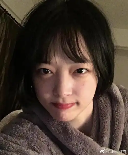 崔雪莉直播眼袋明显,光鲜靓丽的背后,曝光了一个细节