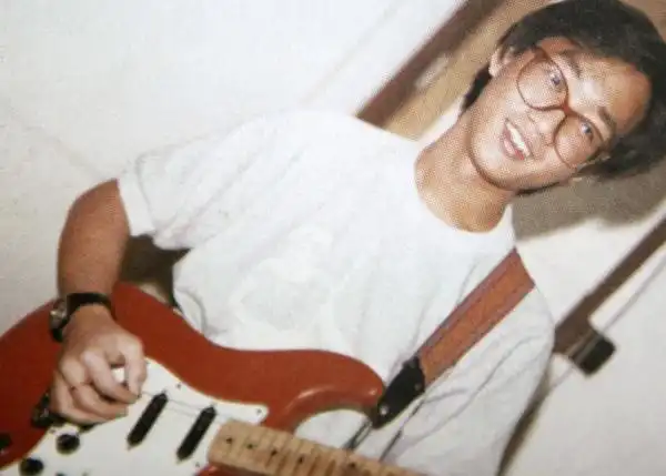 抵制语言不通以及文化差异所带来的沉闷感,也是那时候,他学会了抽烟