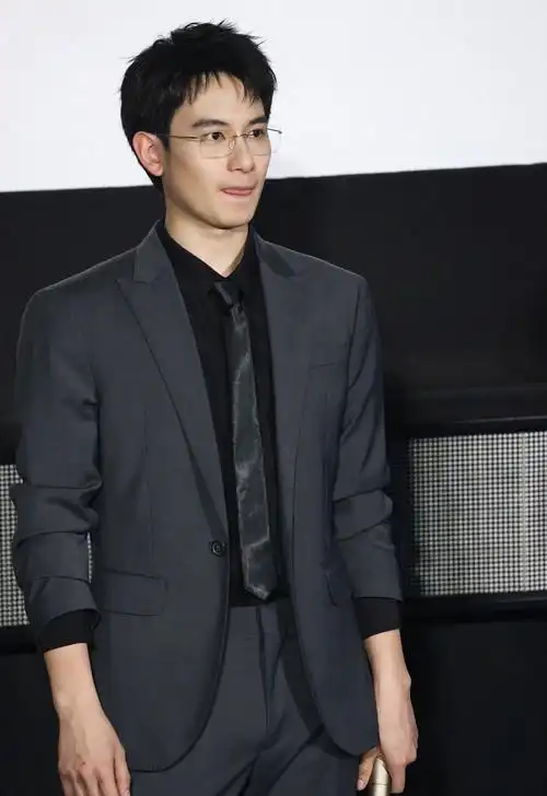 嚯,胡先煦这个西装眼镜造型真好看