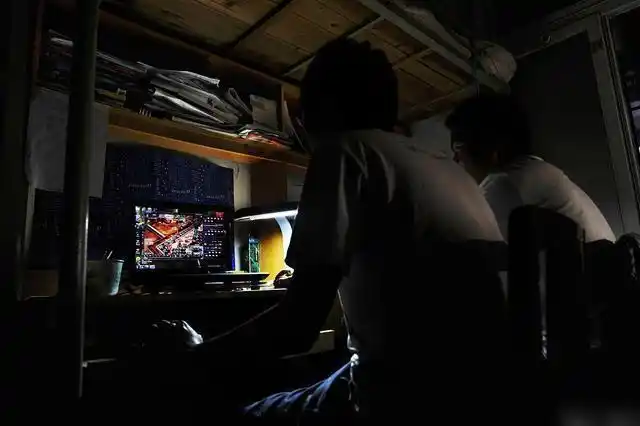 近日,福建一男子熬夜打游戏,差不多玩了4个小时,把把都输,就没有赢过