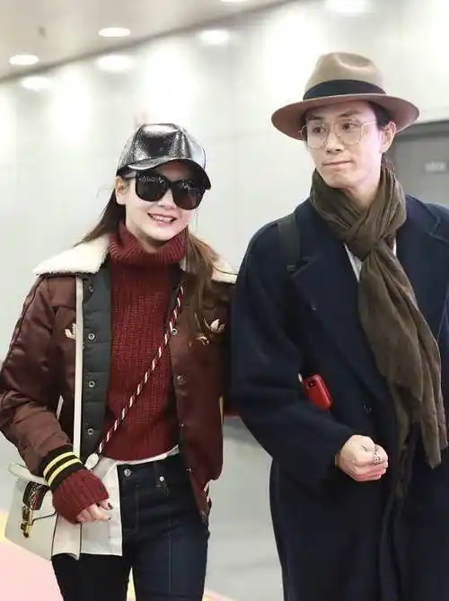 戚薇夫妻现身机场网友:这是扎裤子露出秋衣吗?_七哥_老公_爱情