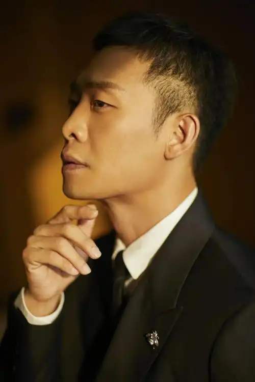 张译凭借电影悬崖之上获得第34届中国电影金鸡奖最佳男主角奖