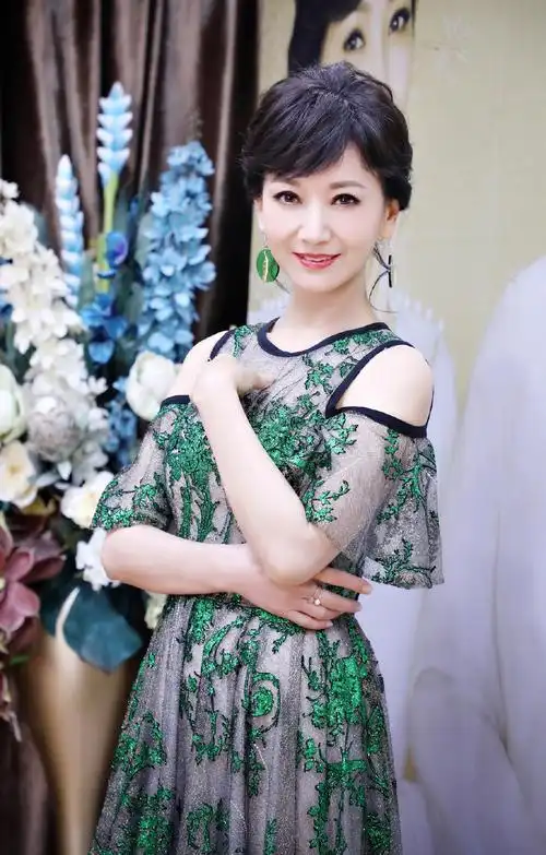 挑战原谅色,张天爱靠肚兜取胜,64岁赵雅芝真成"青蛇精"了?