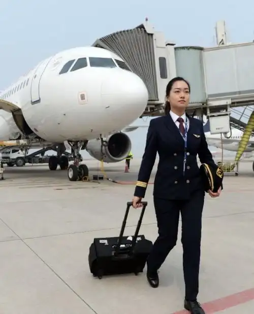 开直升机的陆军小姐姐刷爆网络组图盘点女飞行员超飒的瞬间