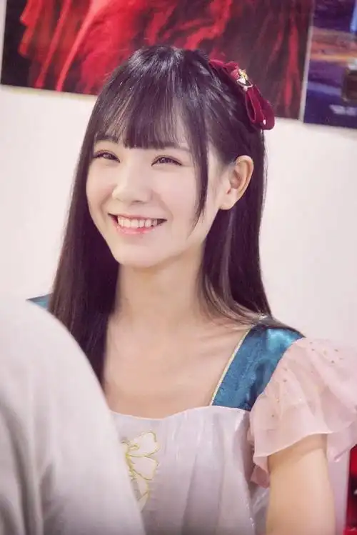 征集可以看到可爱小虎牙的图