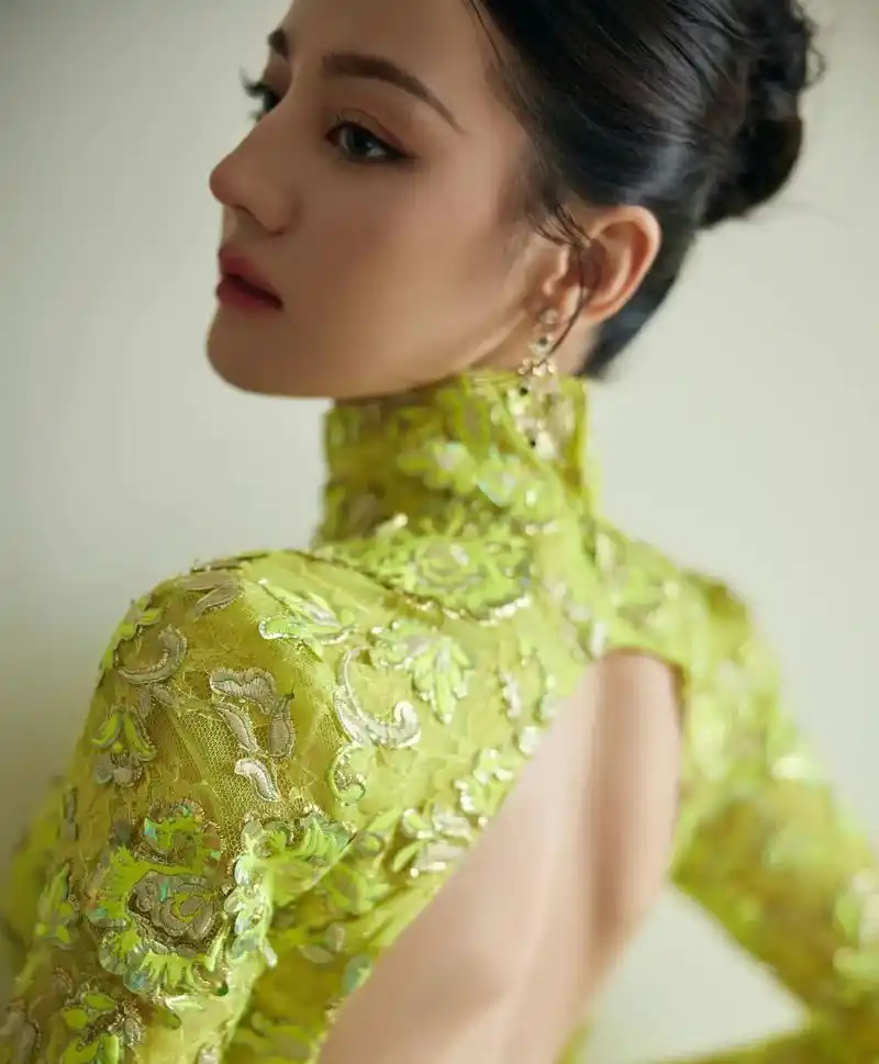 迪丽热巴金色露背旗袍造型 今日 - 抖音
